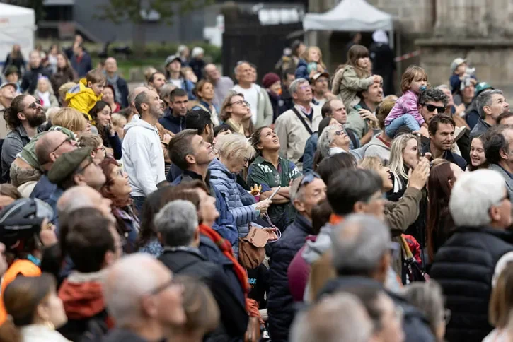 Une foule regarde un spectacle.