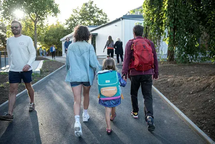 Un enfant est accompagné à l'école lors de la rentrée scolaire. 