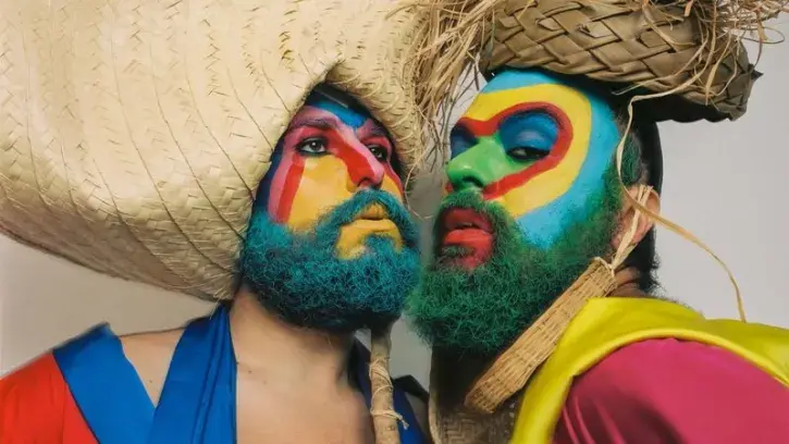 Le portrait de deux hommes maquillés. 