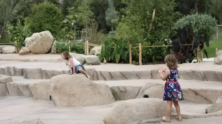 Des fillettes jouant entre els rochers du nouveau bassin du Jardin extraordinaire, à Nantes.