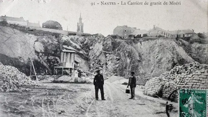 Image d'archives, en noir et blanc, de l'exploitation de la carrière Miséry, dans le Bas-Chantenay.