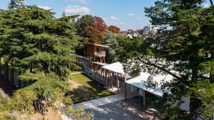 Un bâtiment de MIXT en bois. 