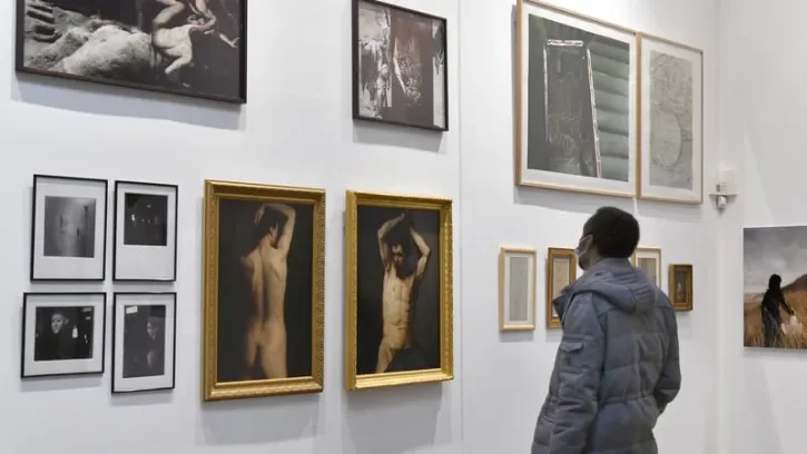 Un homme regarde des tableaux