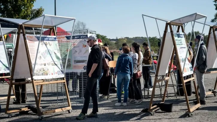 Des habitants devant des panneaux d'exposition présentant le projet urbain Doulon-Gohards.