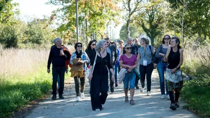 Un groupe de personne se balade dans les nouveaux espaces publics de Doulon-Gohards.