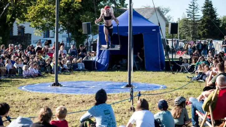 Le public assiste à un spectacle de cirque, dans le quartier Doulon-Gohards.