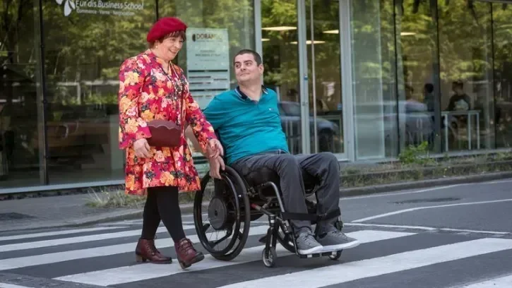 N'hésitez pas à proposer votre aide à une personne en situation du handicap