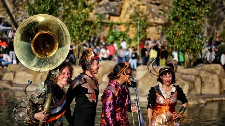 Une fanfare devant le bassin du Jardin extraordinaire, à Nantes.
