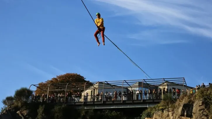 Un funambule au-dessus du Jardin extraordinaire, à Nantes.