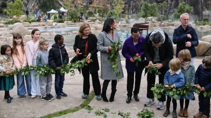 Des élus et des enfants coupent le ruban d'inauguration de l'aile Est du Jardin extraordinaire.