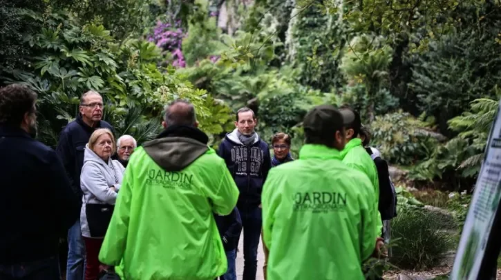 Des jardiniers guident une visite dans le Jardin extraordinaire, à Nantes.