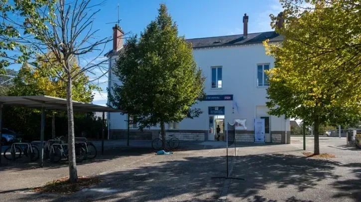 Le parvis de la gare de Vertou, avec le bâtiment en arrière fond.