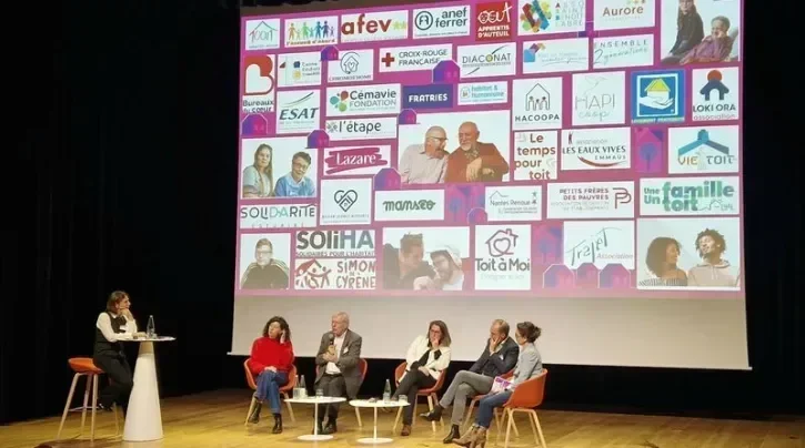 Des personnalités sur scène pour le lancement du guide "Tous pour un toit pour tous".
