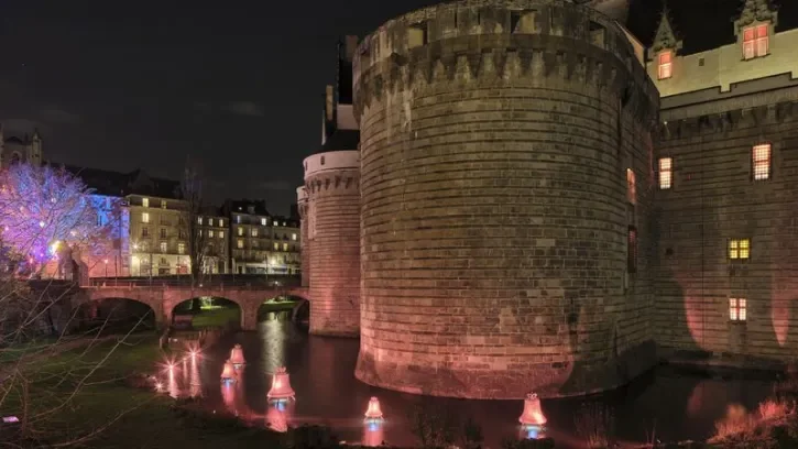 Des cloches dans les douves du château. 