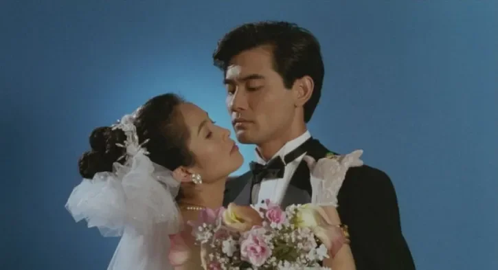 Un homme et une femme en mariage.