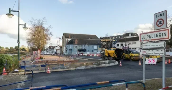 Au premier plan, un panneau signale l'entrée au Pellerin. Au secon plan, des rubalises et des barrières encadre la place en travaux.
