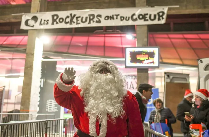 Un Père Noël devant Stereolux.