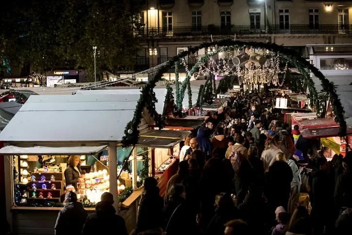 Un marché de Noël. 