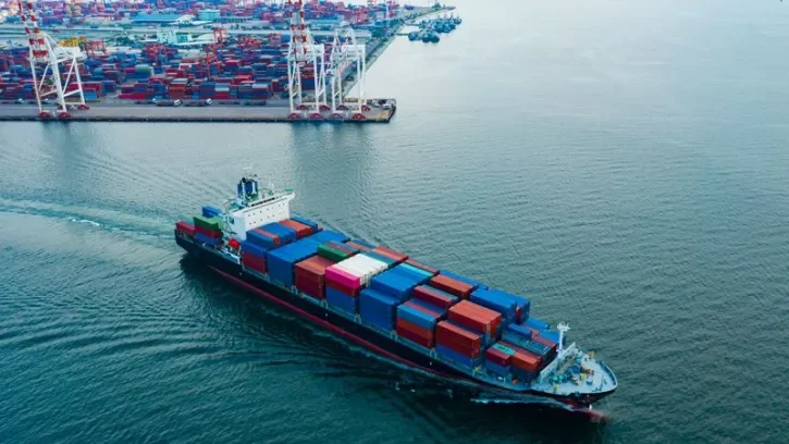 Un bateau cargo sur la mer. 