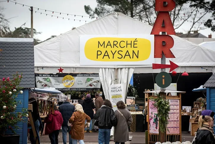 Le stand d'un marché.