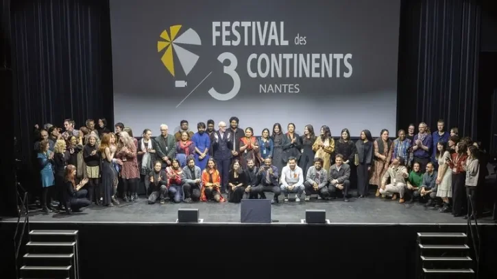 Des personnes sur une scène.