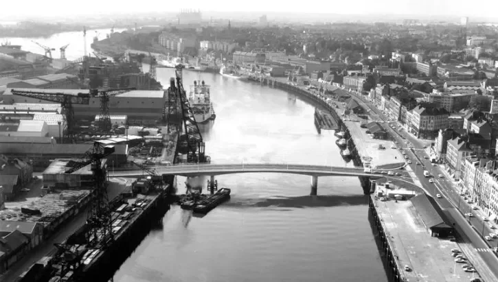 Photo aérienne du pont Anne-de-Bretagne prise dans les années 1970, où on aperçoit à droite le quai de la fosse et à gauche les chantiers Dubigeon, fermés en 1987.