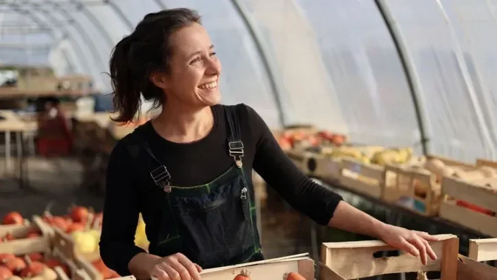 La maraîchère Charlotte Coquard, sous ses serres de légumes.