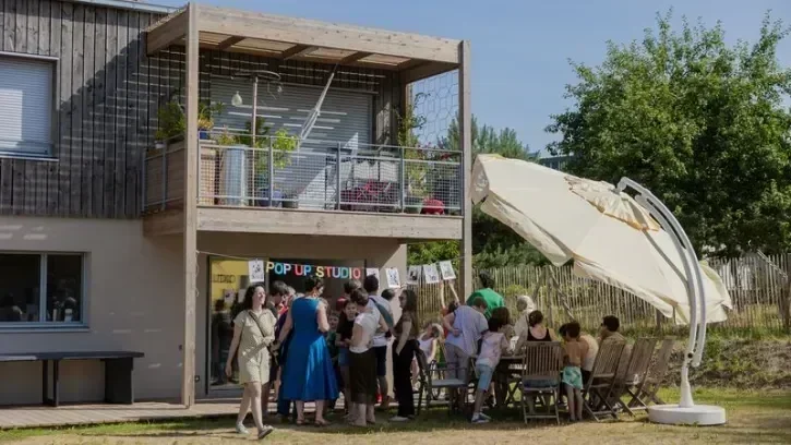 Les habitants du hameau Marvingt, réunis pour l'inauguration de leur habitat participatif.