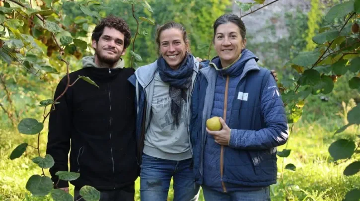 Trois jeunes agriculteurs au milieu des kiwis des Verges de Bellevue, à Sainte-Luce-sur-Loire.