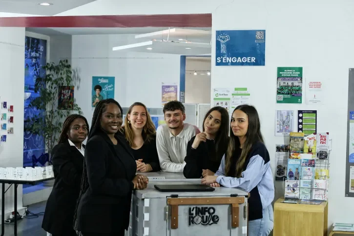 Des jeunes réunis autour d'une table. 