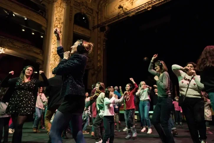 Des personnes sur la scène d'un théâtre. 