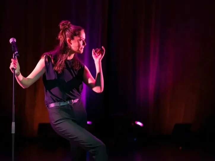 Une humoriste sur scène. 