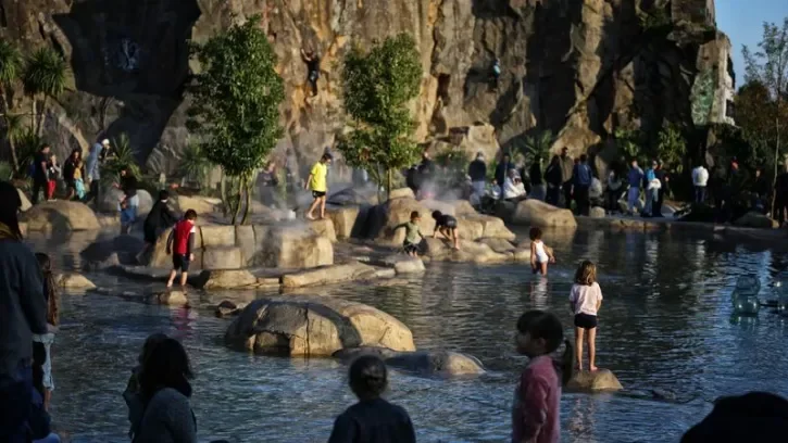 Des enfants autour du nouveau bassin de baignade du Jardin extraordinaire à Nantes.
