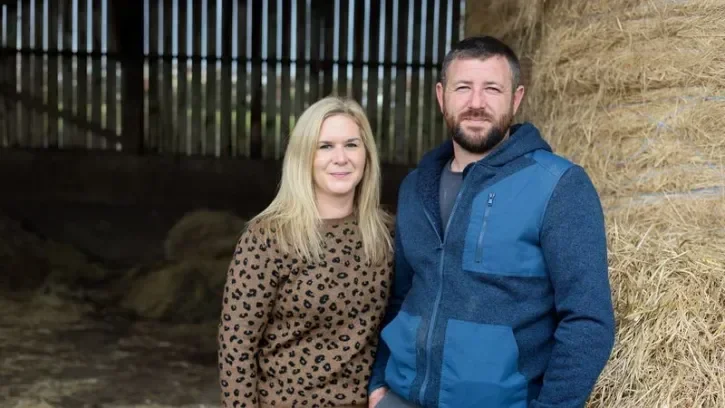 Un couple d'éleveurs laitiers dans une grange de foin, à Couëron.