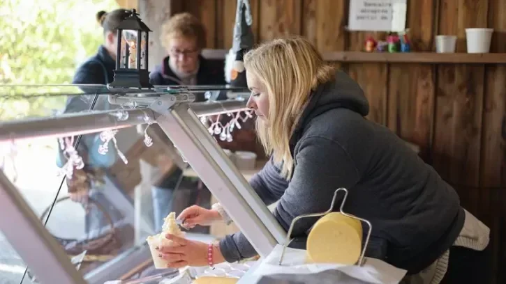 Marion Douchin vend ses produits laitiers à la ferme des Roches.