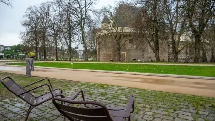 Des chaises au premier plan du nouveau jardin aménagé près du château.