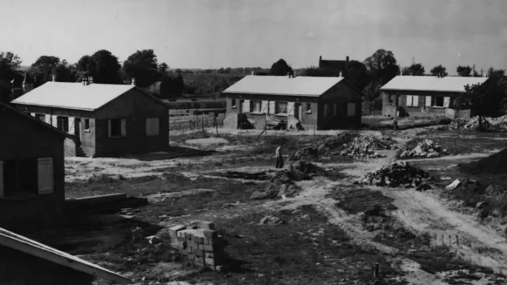 Photo en noir et blanc de la construction de la cité d'urgence de Port-Durand, à Nantes.