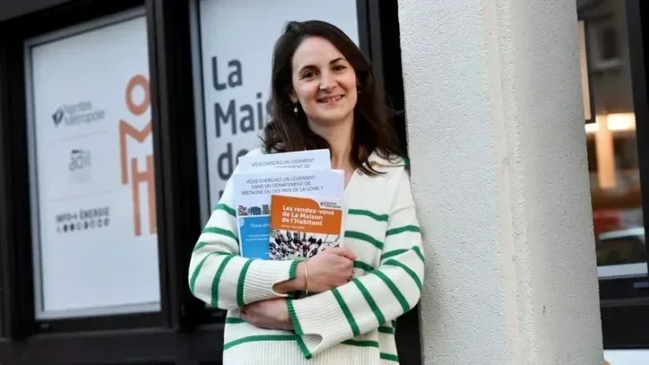 Une conseillère de la Maison de l'habitant devant l'équipement, situé à Nantes.