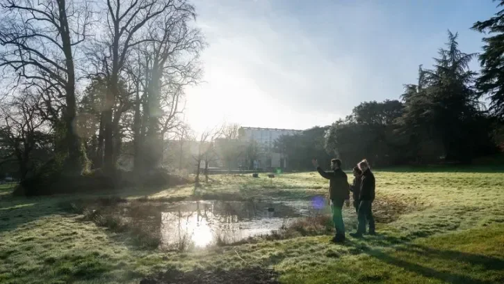 Des jardiniers devant la nouvelle mare du parc des Dervallières.