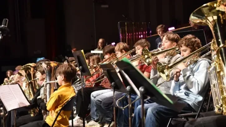 De jeunes musiciens amateurs sur scène.