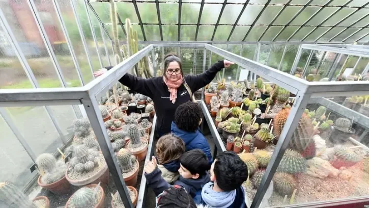 Une animatrice fait découvrir les serres du Jardin des plantes de Nantes à des écoliers.