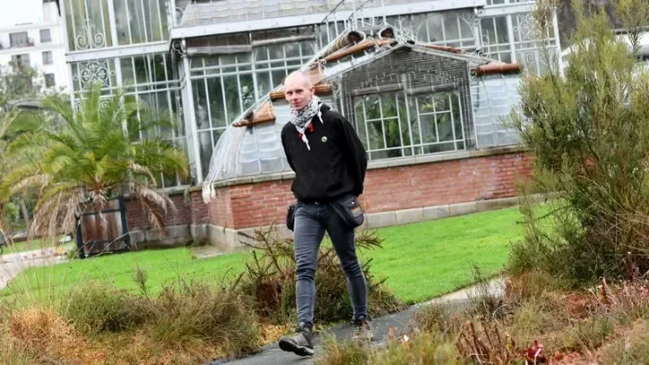 Aurélien Bour, botaniste, marche entre les massifs du Jardin des plantes de Nantes.