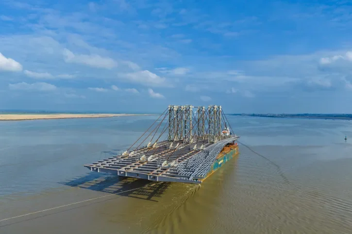 La barge transportant la charpente du pont Anne-de-Bretagne, entre dans le chenal de Saint-Nazaire.