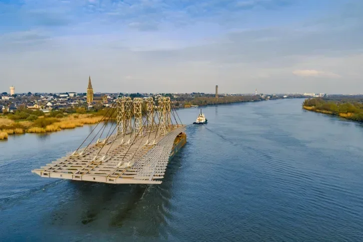 vue en hauteur de la charpente métallique remontant la Loire. 