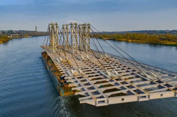 Vue en hauteur de la barge transportant la charpente du pont Anne-de-Bretagne.