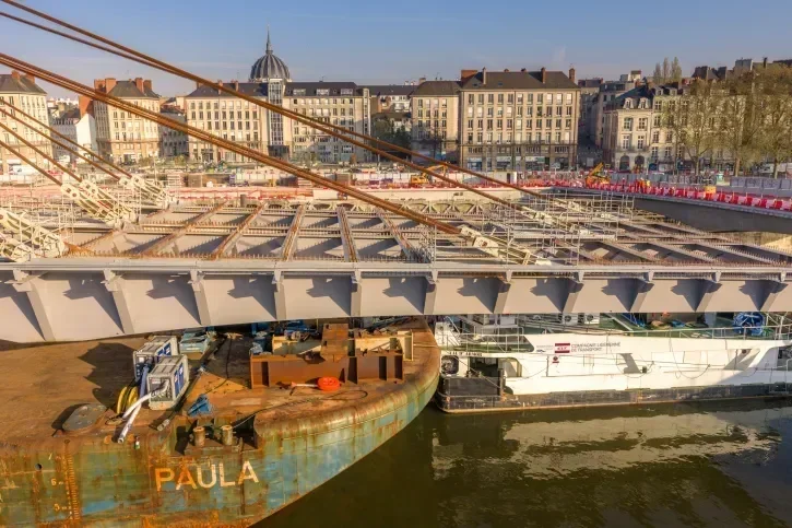 Gros plan sur la charpente métallique du pont Anne-de-Bretagne