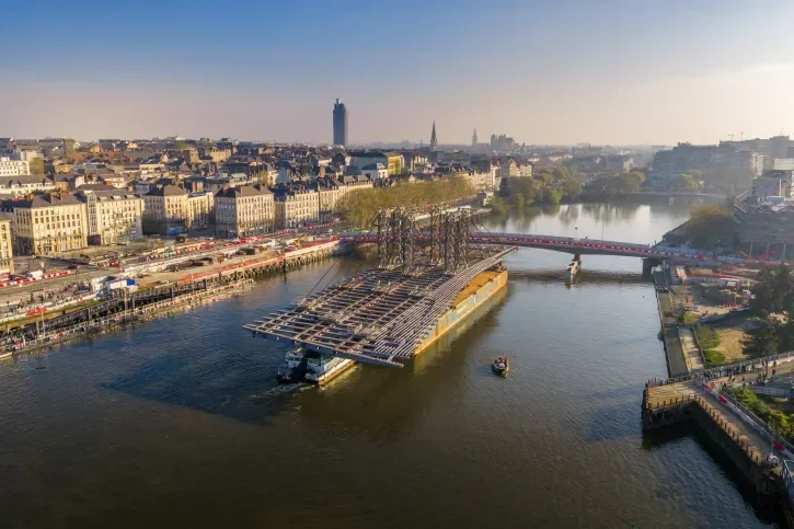 Le tablier sur la barge en approche près du pont Anne-de-Bretagne actuel