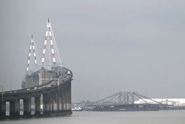 La barge transportant la charpente du pont Anne-de-Bretagne passe sous le pont de Saint-Nazaire.