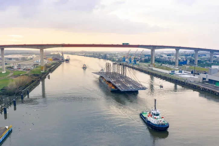 La barge transportant la charpente du pont Anne-de-Bretagne passe sous le pont de Cheviré.