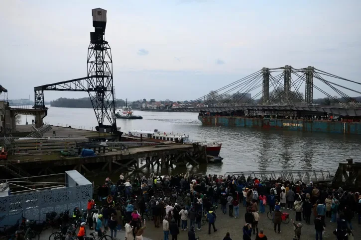 De nombreux curieux observe le convoi de la charpente du pont Anne-de-Bretagne.